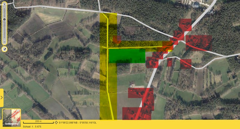 Figuur 1: Locatie van het projectgebied. Groen: projectgebied; Geel: onverharde wegen die het projectgebied ontsluiten; Rood: nabije woningen.